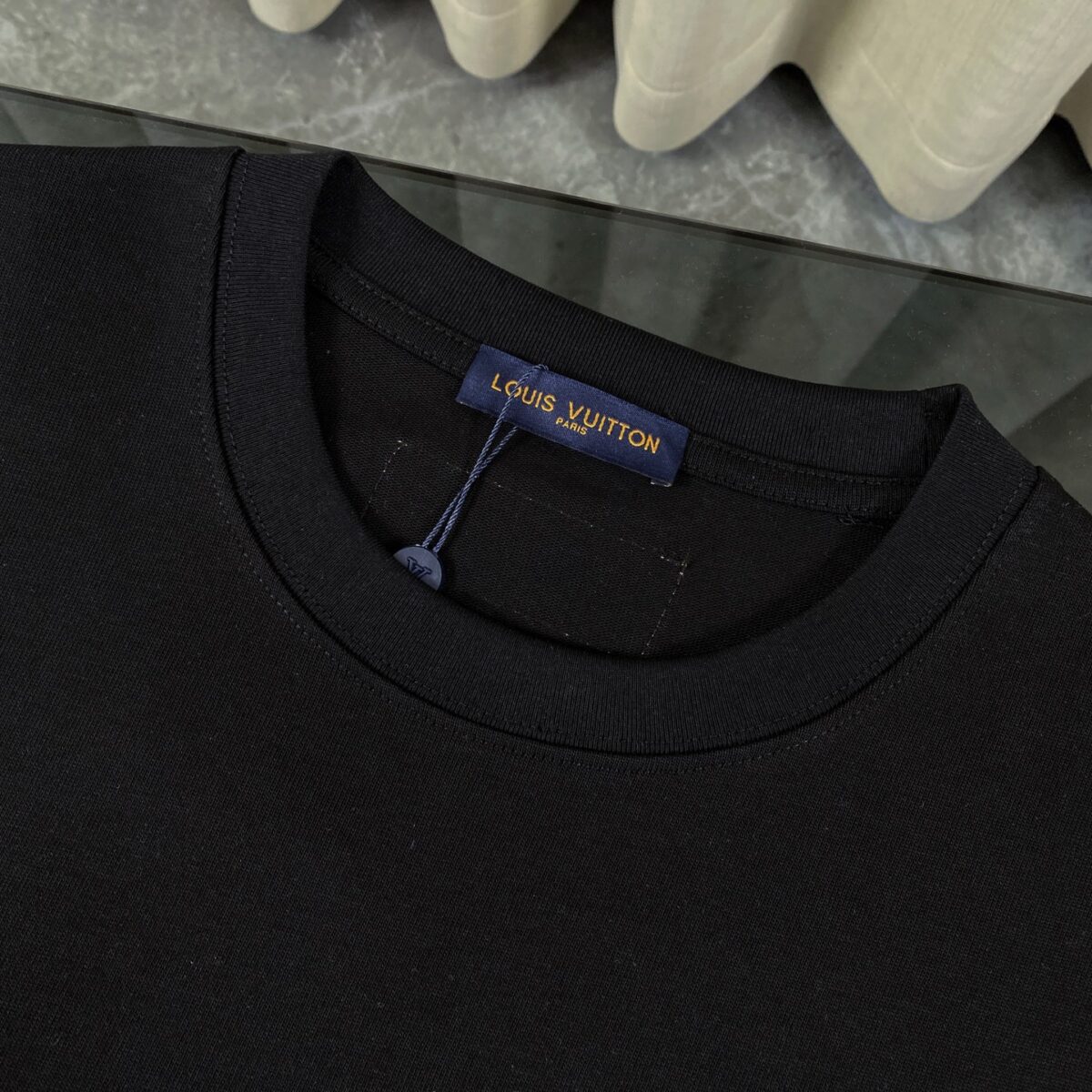 weigou_180397_12_f1e0d515d2 P75 LOUIS VUITTON/路易威登LV 25ss新款经典logo 字母硅胶压花款短袖圆领T恤 -面料采用320G 100%纯棉双纱面料 同缸定染特种加粗32支双股1X1螺纹克纯棉面料,保证舒适性同时透气冰爽的同时又不透底!面料上身有型弹性不紧绷日常通勤运动统统yyds -肩膀采用双针车线跨缝工艺后领口处采用纯棉拉条提升了后颈接触的舒适度布面干净.布纹清晰,柔软舒适 - 全套定制的原版辅料,吊牌,洗水,主唛,防潮纸统统安排到位。版型釆用OS宽松落肩版型.男女同款 Louis Vuitton,法国路威酩轩集团-LVMH旗下品牌,著名奢侈品箱包和皮具品牌,百余年的传奇经典,全球时尚旅行艺术的精致象征。印有“LV”标志这一独特图案的交织字母帆布包,伴随着丰富的传奇色彩和雅典的设计而成为时尚之经典。延续至今,不论后来延伸出来的皮件、丝巾或手表、笔、服装,都是以崇尚精致、品质、舒适的“旅行哲学”,作为设计理念。 颜色:白色 黑色 Size: S-XL