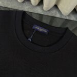 weigou_180397_12_f1e0d515d2 P75 LOUIS VUITTON/路易威登LV 25ss新款经典logo 字母硅胶压花款短袖圆领T恤 -面料采用320G 100%纯棉双纱面料 同缸定染特种加粗32支双股1X1螺纹克纯棉面料,保证舒适性同时透气冰爽的同时又不透底!面料上身有型弹性不紧绷日常通勤运动统统yyds -肩膀采用双针车线跨缝工艺后领口处采用纯棉拉条提升了后颈接触的舒适度布面干净.布纹清晰,柔软舒适 - 全套定制的原版辅料,吊牌,洗水,主唛,防潮纸统统安排到位。版型釆用OS宽松落肩版型.男女同款 Louis Vuitton,法国路威酩轩集团-LVMH旗下品牌,著名奢侈品箱包和皮具品牌,百余年的传奇经典,全球时尚旅行艺术的精致象征。印有“LV”标志这一独特图案的交织字母帆布包,伴随着丰富的传奇色彩和雅典的设计而成为时尚之经典。延续至今,不论后来延伸出来的皮件、丝巾或手表、笔、服装,都是以崇尚精致、品质、舒适的“旅行哲学”,作为设计理念。 颜色:白色 黑色 Size: S-XL