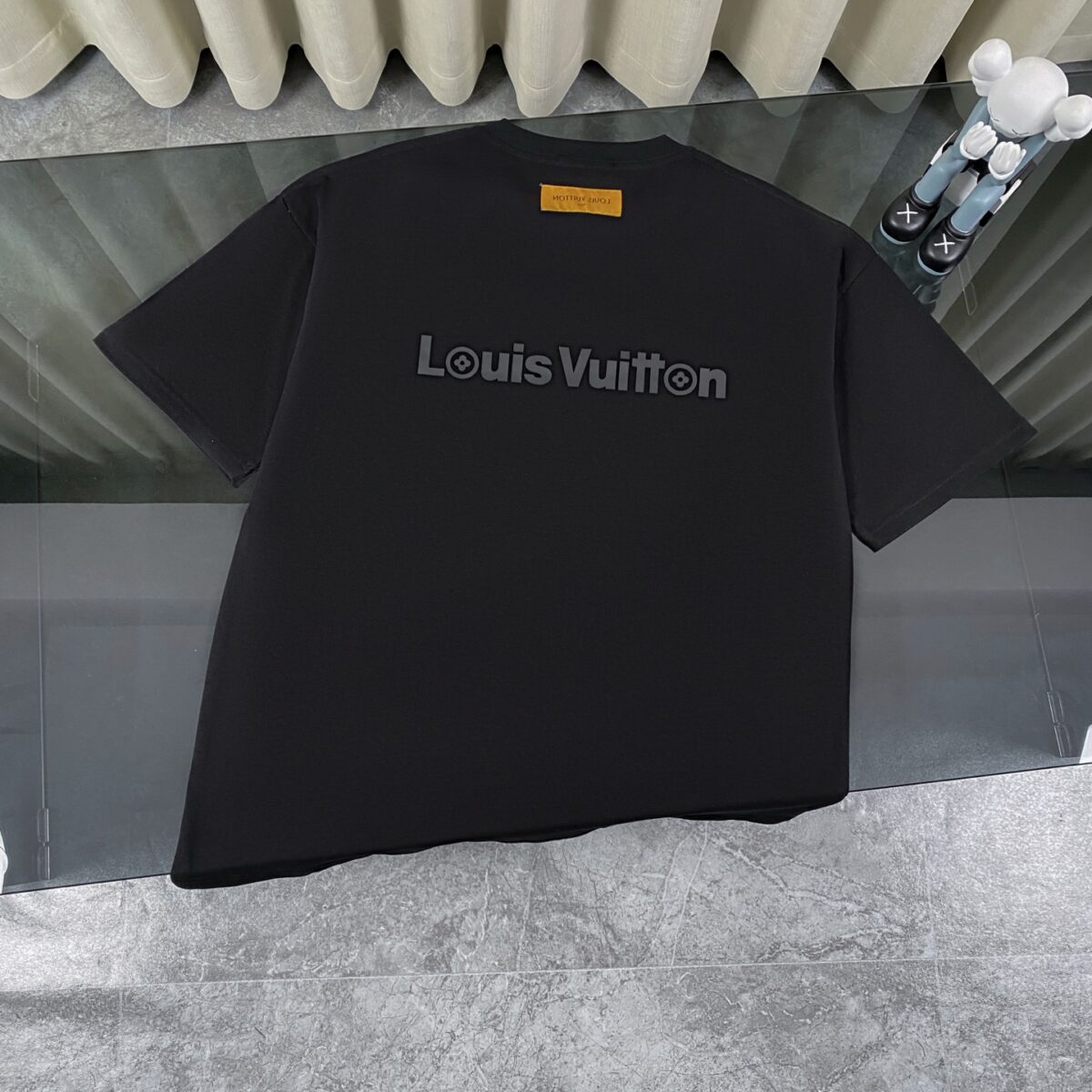 weigou_180397_1_6fad934c22 P75 LOUIS VUITTON/路易威登LV 25ss新款经典logo 字母硅胶压花款短袖圆领T恤 -面料采用320G 100%纯棉双纱面料 同缸定染特种加粗32支双股1X1螺纹克纯棉面料,保证舒适性同时透气冰爽的同时又不透底!面料上身有型弹性不紧绷日常通勤运动统统yyds -肩膀采用双针车线跨缝工艺后领口处采用纯棉拉条提升了后颈接触的舒适度布面干净.布纹清晰,柔软舒适 - 全套定制的原版辅料,吊牌,洗水,主唛,防潮纸统统安排到位。版型釆用OS宽松落肩版型.男女同款 Louis Vuitton,法国路威酩轩集团-LVMH旗下品牌,著名奢侈品箱包和皮具品牌,百余年的传奇经典,全球时尚旅行艺术的精致象征。印有“LV”标志这一独特图案的交织字母帆布包,伴随着丰富的传奇色彩和雅典的设计而成为时尚之经典。延续至今,不论后来延伸出来的皮件、丝巾或手表、笔、服装,都是以崇尚精致、品质、舒适的“旅行哲学”,作为设计理念。 颜色:白色 黑色 Size: S-XL