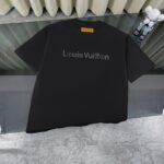 weigou_180397_1_6fad934c22 P75 LOUIS VUITTON/路易威登LV 25ss新款经典logo 字母硅胶压花款短袖圆领T恤 -面料采用320G 100%纯棉双纱面料 同缸定染特种加粗32支双股1X1螺纹克纯棉面料,保证舒适性同时透气冰爽的同时又不透底!面料上身有型弹性不紧绷日常通勤运动统统yyds -肩膀采用双针车线跨缝工艺后领口处采用纯棉拉条提升了后颈接触的舒适度布面干净.布纹清晰,柔软舒适 - 全套定制的原版辅料,吊牌,洗水,主唛,防潮纸统统安排到位。版型釆用OS宽松落肩版型.男女同款 Louis Vuitton,法国路威酩轩集团-LVMH旗下品牌,著名奢侈品箱包和皮具品牌,百余年的传奇经典,全球时尚旅行艺术的精致象征。印有“LV”标志这一独特图案的交织字母帆布包,伴随着丰富的传奇色彩和雅典的设计而成为时尚之经典。延续至今,不论后来延伸出来的皮件、丝巾或手表、笔、服装,都是以崇尚精致、品质、舒适的“旅行哲学”,作为设计理念。 颜色:白色 黑色 Size: S-XL