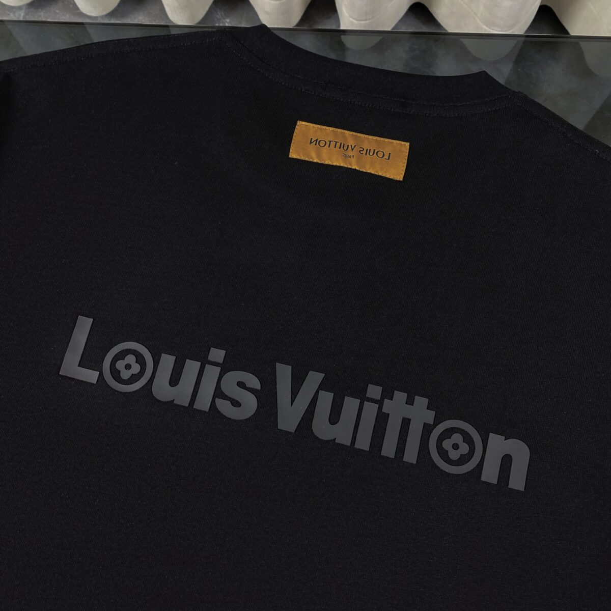weigou_180397_2_ba6c640f60 P75 LOUIS VUITTON/路易威登LV 25ss新款经典logo 字母硅胶压花款短袖圆领T恤 -面料采用320G 100%纯棉双纱面料 同缸定染特种加粗32支双股1X1螺纹克纯棉面料,保证舒适性同时透气冰爽的同时又不透底!面料上身有型弹性不紧绷日常通勤运动统统yyds -肩膀采用双针车线跨缝工艺后领口处采用纯棉拉条提升了后颈接触的舒适度布面干净.布纹清晰,柔软舒适 - 全套定制的原版辅料,吊牌,洗水,主唛,防潮纸统统安排到位。版型釆用OS宽松落肩版型.男女同款 Louis Vuitton,法国路威酩轩集团-LVMH旗下品牌,著名奢侈品箱包和皮具品牌,百余年的传奇经典,全球时尚旅行艺术的精致象征。印有“LV”标志这一独特图案的交织字母帆布包,伴随着丰富的传奇色彩和雅典的设计而成为时尚之经典。延续至今,不论后来延伸出来的皮件、丝巾或手表、笔、服装,都是以崇尚精致、品质、舒适的“旅行哲学”,作为设计理念。 颜色:白色 黑色 Size: S-XL