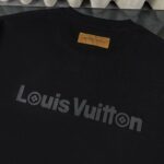 weigou_180397_2_ba6c640f60 P75 LOUIS VUITTON/路易威登LV 25ss新款经典logo 字母硅胶压花款短袖圆领T恤 -面料采用320G 100%纯棉双纱面料 同缸定染特种加粗32支双股1X1螺纹克纯棉面料,保证舒适性同时透气冰爽的同时又不透底!面料上身有型弹性不紧绷日常通勤运动统统yyds -肩膀采用双针车线跨缝工艺后领口处采用纯棉拉条提升了后颈接触的舒适度布面干净.布纹清晰,柔软舒适 - 全套定制的原版辅料,吊牌,洗水,主唛,防潮纸统统安排到位。版型釆用OS宽松落肩版型.男女同款 Louis Vuitton,法国路威酩轩集团-LVMH旗下品牌,著名奢侈品箱包和皮具品牌,百余年的传奇经典,全球时尚旅行艺术的精致象征。印有“LV”标志这一独特图案的交织字母帆布包,伴随着丰富的传奇色彩和雅典的设计而成为时尚之经典。延续至今,不论后来延伸出来的皮件、丝巾或手表、笔、服装,都是以崇尚精致、品质、舒适的“旅行哲学”,作为设计理念。 颜色:白色 黑色 Size: S-XL