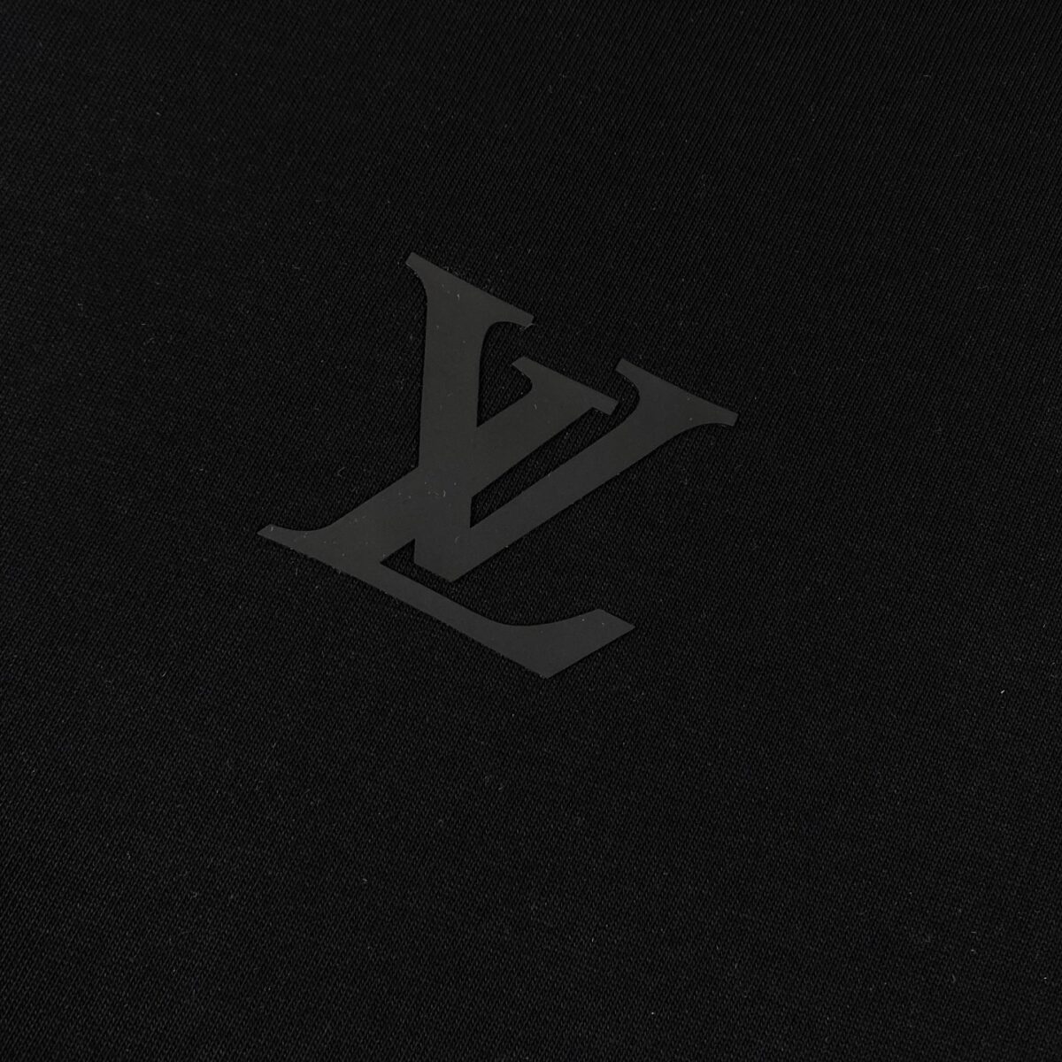 weigou_180397_3_94bde87de0 P75 LOUIS VUITTON/路易威登LV 25ss新款经典logo 字母硅胶压花款短袖圆领T恤 -面料采用320G 100%纯棉双纱面料 同缸定染特种加粗32支双股1X1螺纹克纯棉面料,保证舒适性同时透气冰爽的同时又不透底!面料上身有型弹性不紧绷日常通勤运动统统yyds -肩膀采用双针车线跨缝工艺后领口处采用纯棉拉条提升了后颈接触的舒适度布面干净.布纹清晰,柔软舒适 - 全套定制的原版辅料,吊牌,洗水,主唛,防潮纸统统安排到位。版型釆用OS宽松落肩版型.男女同款 Louis Vuitton,法国路威酩轩集团-LVMH旗下品牌,著名奢侈品箱包和皮具品牌,百余年的传奇经典,全球时尚旅行艺术的精致象征。印有“LV”标志这一独特图案的交织字母帆布包,伴随着丰富的传奇色彩和雅典的设计而成为时尚之经典。延续至今,不论后来延伸出来的皮件、丝巾或手表、笔、服装,都是以崇尚精致、品质、舒适的“旅行哲学”,作为设计理念。 颜色:白色 黑色 Size: S-XL