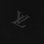 weigou_180397_3_94bde87de0 P75 LOUIS VUITTON/路易威登LV 25ss新款经典logo 字母硅胶压花款短袖圆领T恤 -面料采用320G 100%纯棉双纱面料 同缸定染特种加粗32支双股1X1螺纹克纯棉面料,保证舒适性同时透气冰爽的同时又不透底!面料上身有型弹性不紧绷日常通勤运动统统yyds -肩膀采用双针车线跨缝工艺后领口处采用纯棉拉条提升了后颈接触的舒适度布面干净.布纹清晰,柔软舒适 - 全套定制的原版辅料,吊牌,洗水,主唛,防潮纸统统安排到位。版型釆用OS宽松落肩版型.男女同款 Louis Vuitton,法国路威酩轩集团-LVMH旗下品牌,著名奢侈品箱包和皮具品牌,百余年的传奇经典,全球时尚旅行艺术的精致象征。印有“LV”标志这一独特图案的交织字母帆布包,伴随着丰富的传奇色彩和雅典的设计而成为时尚之经典。延续至今,不论后来延伸出来的皮件、丝巾或手表、笔、服装,都是以崇尚精致、品质、舒适的“旅行哲学”,作为设计理念。 颜色:白色 黑色 Size: S-XL