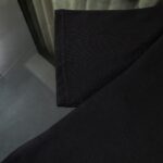 weigou_180397_4_b8783fc184 P75 LOUIS VUITTON/路易威登LV 25ss新款经典logo 字母硅胶压花款短袖圆领T恤 -面料采用320G 100%纯棉双纱面料 同缸定染特种加粗32支双股1X1螺纹克纯棉面料,保证舒适性同时透气冰爽的同时又不透底!面料上身有型弹性不紧绷日常通勤运动统统yyds -肩膀采用双针车线跨缝工艺后领口处采用纯棉拉条提升了后颈接触的舒适度布面干净.布纹清晰,柔软舒适 - 全套定制的原版辅料,吊牌,洗水,主唛,防潮纸统统安排到位。版型釆用OS宽松落肩版型.男女同款 Louis Vuitton,法国路威酩轩集团-LVMH旗下品牌,著名奢侈品箱包和皮具品牌,百余年的传奇经典,全球时尚旅行艺术的精致象征。印有“LV”标志这一独特图案的交织字母帆布包,伴随着丰富的传奇色彩和雅典的设计而成为时尚之经典。延续至今,不论后来延伸出来的皮件、丝巾或手表、笔、服装,都是以崇尚精致、品质、舒适的“旅行哲学”,作为设计理念。 颜色:白色 黑色 Size: S-XL