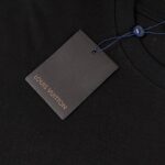 weigou_180397_5_13d8e25783 P75 LOUIS VUITTON/路易威登LV 25ss新款经典logo 字母硅胶压花款短袖圆领T恤 -面料采用320G 100%纯棉双纱面料 同缸定染特种加粗32支双股1X1螺纹克纯棉面料,保证舒适性同时透气冰爽的同时又不透底!面料上身有型弹性不紧绷日常通勤运动统统yyds -肩膀采用双针车线跨缝工艺后领口处采用纯棉拉条提升了后颈接触的舒适度布面干净.布纹清晰,柔软舒适 - 全套定制的原版辅料,吊牌,洗水,主唛,防潮纸统统安排到位。版型釆用OS宽松落肩版型.男女同款 Louis Vuitton,法国路威酩轩集团-LVMH旗下品牌,著名奢侈品箱包和皮具品牌,百余年的传奇经典,全球时尚旅行艺术的精致象征。印有“LV”标志这一独特图案的交织字母帆布包,伴随着丰富的传奇色彩和雅典的设计而成为时尚之经典。延续至今,不论后来延伸出来的皮件、丝巾或手表、笔、服装,都是以崇尚精致、品质、舒适的“旅行哲学”,作为设计理念。 颜色:白色 黑色 Size: S-XL