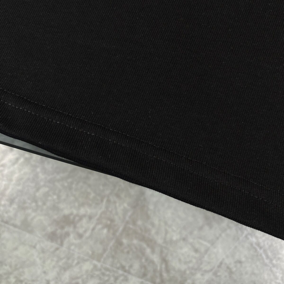 weigou_180397_6_47a6ce7c10 P75 LOUIS VUITTON/路易威登LV 25ss新款经典logo 字母硅胶压花款短袖圆领T恤 -面料采用320G 100%纯棉双纱面料 同缸定染特种加粗32支双股1X1螺纹克纯棉面料,保证舒适性同时透气冰爽的同时又不透底!面料上身有型弹性不紧绷日常通勤运动统统yyds -肩膀采用双针车线跨缝工艺后领口处采用纯棉拉条提升了后颈接触的舒适度布面干净.布纹清晰,柔软舒适 - 全套定制的原版辅料,吊牌,洗水,主唛,防潮纸统统安排到位。版型釆用OS宽松落肩版型.男女同款 Louis Vuitton,法国路威酩轩集团-LVMH旗下品牌,著名奢侈品箱包和皮具品牌,百余年的传奇经典,全球时尚旅行艺术的精致象征。印有“LV”标志这一独特图案的交织字母帆布包,伴随着丰富的传奇色彩和雅典的设计而成为时尚之经典。延续至今,不论后来延伸出来的皮件、丝巾或手表、笔、服装,都是以崇尚精致、品质、舒适的“旅行哲学”,作为设计理念。 颜色:白色 黑色 Size: S-XL