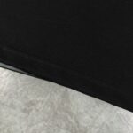 weigou_180397_6_47a6ce7c10 P75 LOUIS VUITTON/路易威登LV 25ss新款经典logo 字母硅胶压花款短袖圆领T恤 -面料采用320G 100%纯棉双纱面料 同缸定染特种加粗32支双股1X1螺纹克纯棉面料,保证舒适性同时透气冰爽的同时又不透底!面料上身有型弹性不紧绷日常通勤运动统统yyds -肩膀采用双针车线跨缝工艺后领口处采用纯棉拉条提升了后颈接触的舒适度布面干净.布纹清晰,柔软舒适 - 全套定制的原版辅料,吊牌,洗水,主唛,防潮纸统统安排到位。版型釆用OS宽松落肩版型.男女同款 Louis Vuitton,法国路威酩轩集团-LVMH旗下品牌,著名奢侈品箱包和皮具品牌,百余年的传奇经典,全球时尚旅行艺术的精致象征。印有“LV”标志这一独特图案的交织字母帆布包,伴随着丰富的传奇色彩和雅典的设计而成为时尚之经典。延续至今,不论后来延伸出来的皮件、丝巾或手表、笔、服装,都是以崇尚精致、品质、舒适的“旅行哲学”,作为设计理念。 颜色:白色 黑色 Size: S-XL