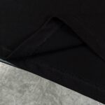 weigou_180397_7_74888c78ad P75 LOUIS VUITTON/路易威登LV 25ss新款经典logo 字母硅胶压花款短袖圆领T恤 -面料采用320G 100%纯棉双纱面料 同缸定染特种加粗32支双股1X1螺纹克纯棉面料,保证舒适性同时透气冰爽的同时又不透底!面料上身有型弹性不紧绷日常通勤运动统统yyds -肩膀采用双针车线跨缝工艺后领口处采用纯棉拉条提升了后颈接触的舒适度布面干净.布纹清晰,柔软舒适 - 全套定制的原版辅料,吊牌,洗水,主唛,防潮纸统统安排到位。版型釆用OS宽松落肩版型.男女同款 Louis Vuitton,法国路威酩轩集团-LVMH旗下品牌,著名奢侈品箱包和皮具品牌,百余年的传奇经典,全球时尚旅行艺术的精致象征。印有“LV”标志这一独特图案的交织字母帆布包,伴随着丰富的传奇色彩和雅典的设计而成为时尚之经典。延续至今,不论后来延伸出来的皮件、丝巾或手表、笔、服装,都是以崇尚精致、品质、舒适的“旅行哲学”,作为设计理念。 颜色:白色 黑色 Size: S-XL