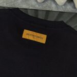 weigou_180397_9_7723b65e05 P75 LOUIS VUITTON/路易威登LV 25ss新款经典logo 字母硅胶压花款短袖圆领T恤 -面料采用320G 100%纯棉双纱面料 同缸定染特种加粗32支双股1X1螺纹克纯棉面料,保证舒适性同时透气冰爽的同时又不透底!面料上身有型弹性不紧绷日常通勤运动统统yyds -肩膀采用双针车线跨缝工艺后领口处采用纯棉拉条提升了后颈接触的舒适度布面干净.布纹清晰,柔软舒适 - 全套定制的原版辅料,吊牌,洗水,主唛,防潮纸统统安排到位。版型釆用OS宽松落肩版型.男女同款 Louis Vuitton,法国路威酩轩集团-LVMH旗下品牌,著名奢侈品箱包和皮具品牌,百余年的传奇经典,全球时尚旅行艺术的精致象征。印有“LV”标志这一独特图案的交织字母帆布包,伴随着丰富的传奇色彩和雅典的设计而成为时尚之经典。延续至今,不论后来延伸出来的皮件、丝巾或手表、笔、服装,都是以崇尚精致、品质、舒适的“旅行哲学”,作为设计理念。 颜色:白色 黑色 Size: S-XL
