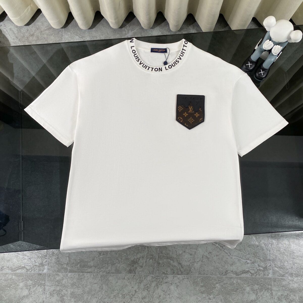 P75 LOUIS VUITTON/路易威登LV 2025夏季新款皮标贴袋领口经典字母刺绣短袖圆领T恤 面料采用320G 100%纯棉双纱面料 同缸定染特种加粗32支双股1X1螺纹克纯棉面料，保证舒适性同时透气冰爽的同时又不透底！面料上身有型弹性不紧绷日常通勤运动统统yyds 肩膀采用双针车线跨缝工艺后领口处采用纯棉拉条提升了后颈接触的舒适度布面干净.布纹清晰，柔软舒适 - 全套定制的原版辅料，吊牌，洗水，主唛，防潮纸统统安排到位。版型釆用OS宽松落肩版型.男女同款 Louis Vuitton，法国路威酩轩集团-LVMH旗下品牌，著名奢侈品箱包和皮具品牌，百余年的传奇经典，全球时尚旅行艺术的精致象征。印有“LV”标志这一独特图案的交织字母帆布包，伴随着丰富的传奇色彩和雅典的设计而成为时尚之经典。延续至今，不论后来延伸出来的皮件、丝巾或手表、笔、服装，都是以崇尚精致、品质、舒适的“旅行哲学”，作为设计理念。 颜色：黑色 白色 Size: S-XL