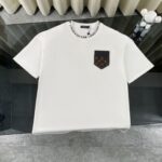 P75 LOUIS VUITTON/路易威登LV 2025夏季新款皮标贴袋领口经典字母刺绣短袖圆领T恤 面料采用320G 100%纯棉双纱面料 同缸定染特种加粗32支双股1X1螺纹克纯棉面料，保证舒适性同时透气冰爽的同时又不透底！面料上身有型弹性不紧绷日常通勤运动统统yyds 肩膀采用双针车线跨缝工艺后领口处采用纯棉拉条提升了后颈接触的舒适度布面干净.布纹清晰，柔软舒适 - 全套定制的原版辅料，吊牌，洗水，主唛，防潮纸统统安排到位。版型釆用OS宽松落肩版型.男女同款 Louis Vuitton，法国路威酩轩集团-LVMH旗下品牌，著名奢侈品箱包和皮具品牌，百余年的传奇经典，全球时尚旅行艺术的精致象征。印有“LV”标志这一独特图案的交织字母帆布包，伴随着丰富的传奇色彩和雅典的设计而成为时尚之经典。延续至今，不论后来延伸出来的皮件、丝巾或手表、笔、服装，都是以崇尚精致、品质、舒适的“旅行哲学”，作为设计理念。 颜色：黑色 白色 Size: S-XL