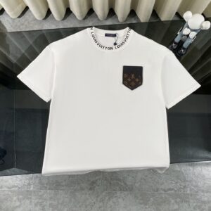 P75 LOUIS VUITTON/路易威登LV 2025夏季新款皮标贴袋领口经典字母刺绣短袖圆领T恤 面料采用320G 100%纯棉双纱面料 同缸定染特种加粗32支双股1X1螺纹克纯棉面料，保证舒适性同时透气冰爽的同时又不透底！面料上身有型弹性不紧绷日常通勤运动统统yyds 肩膀采用双针车线跨缝工艺后领口处采用纯棉拉条提升了后颈接触的舒适度布面干净.布纹清晰，柔软舒适 - 全套定制的原版辅料，吊牌，洗水，主唛，防潮纸统统安排到位。版型釆用OS宽松落肩版型.男女同款 Louis Vuitton，法国路威酩轩集团-LVMH旗下品牌，著名奢侈品箱包和皮具品牌，百余年的传奇经典，全球时尚旅行艺术的精致象征。印有“LV”标志这一独特图案的交织字母帆布包，伴随着丰富的传奇色彩和雅典的设计而成为时尚之经典。延续至今，不论后来延伸出来的皮件、丝巾或手表、笔、服装，都是以崇尚精致、品质、舒适的“旅行哲学”，作为设计理念。 颜色：黑色 白色 Size: S-XL