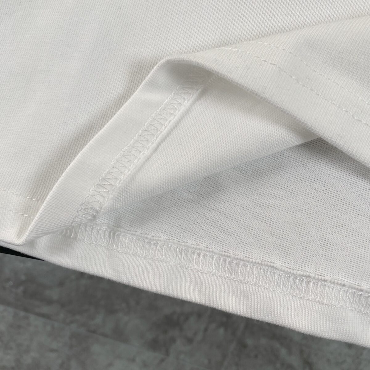 P75 LOUIS VUITTON/路易威登LV 2025夏季新款皮标贴袋领口经典字母刺绣短袖圆领T恤 面料采用320G 100%纯棉双纱面料 同缸定染特种加粗32支双股1X1螺纹克纯棉面料，保证舒适性同时透气冰爽的同时又不透底！面料上身有型弹性不紧绷日常通勤运动统统yyds 肩膀采用双针车线跨缝工艺后领口处采用纯棉拉条提升了后颈接触的舒适度布面干净.布纹清晰，柔软舒适 - 全套定制的原版辅料，吊牌，洗水，主唛，防潮纸统统安排到位。版型釆用OS宽松落肩版型.男女同款 Louis Vuitton，法国路威酩轩集团-LVMH旗下品牌，著名奢侈品箱包和皮具品牌，百余年的传奇经典，全球时尚旅行艺术的精致象征。印有“LV”标志这一独特图案的交织字母帆布包，伴随着丰富的传奇色彩和雅典的设计而成为时尚之经典。延续至今，不论后来延伸出来的皮件、丝巾或手表、笔、服装，都是以崇尚精致、品质、舒适的“旅行哲学”，作为设计理念。 颜色：黑色 白色 Size: S-XL