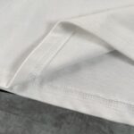 P75 LOUIS VUITTON/路易威登LV 2025夏季新款皮标贴袋领口经典字母刺绣短袖圆领T恤 面料采用320G 100%纯棉双纱面料 同缸定染特种加粗32支双股1X1螺纹克纯棉面料，保证舒适性同时透气冰爽的同时又不透底！面料上身有型弹性不紧绷日常通勤运动统统yyds 肩膀采用双针车线跨缝工艺后领口处采用纯棉拉条提升了后颈接触的舒适度布面干净.布纹清晰，柔软舒适 - 全套定制的原版辅料，吊牌，洗水，主唛，防潮纸统统安排到位。版型釆用OS宽松落肩版型.男女同款 Louis Vuitton，法国路威酩轩集团-LVMH旗下品牌，著名奢侈品箱包和皮具品牌，百余年的传奇经典，全球时尚旅行艺术的精致象征。印有“LV”标志这一独特图案的交织字母帆布包，伴随着丰富的传奇色彩和雅典的设计而成为时尚之经典。延续至今，不论后来延伸出来的皮件、丝巾或手表、笔、服装，都是以崇尚精致、品质、舒适的“旅行哲学”，作为设计理念。 颜色：黑色 白色 Size: S-XL