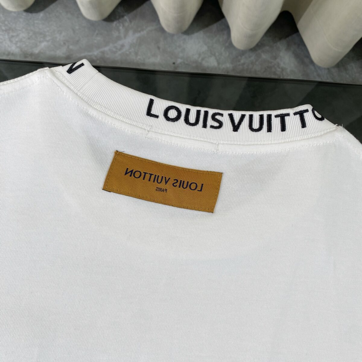 P75 LOUIS VUITTON/路易威登LV 2025夏季新款皮标贴袋领口经典字母刺绣短袖圆领T恤 面料采用320G 100%纯棉双纱面料 同缸定染特种加粗32支双股1X1螺纹克纯棉面料，保证舒适性同时透气冰爽的同时又不透底！面料上身有型弹性不紧绷日常通勤运动统统yyds 肩膀采用双针车线跨缝工艺后领口处采用纯棉拉条提升了后颈接触的舒适度布面干净.布纹清晰，柔软舒适 - 全套定制的原版辅料，吊牌，洗水，主唛，防潮纸统统安排到位。版型釆用OS宽松落肩版型.男女同款 Louis Vuitton，法国路威酩轩集团-LVMH旗下品牌，著名奢侈品箱包和皮具品牌，百余年的传奇经典，全球时尚旅行艺术的精致象征。印有“LV”标志这一独特图案的交织字母帆布包，伴随着丰富的传奇色彩和雅典的设计而成为时尚之经典。延续至今，不论后来延伸出来的皮件、丝巾或手表、笔、服装，都是以崇尚精致、品质、舒适的“旅行哲学”，作为设计理念。 颜色：黑色 白色 Size: S-XL