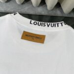 P75 LOUIS VUITTON/路易威登LV 2025夏季新款皮标贴袋领口经典字母刺绣短袖圆领T恤 面料采用320G 100%纯棉双纱面料 同缸定染特种加粗32支双股1X1螺纹克纯棉面料，保证舒适性同时透气冰爽的同时又不透底！面料上身有型弹性不紧绷日常通勤运动统统yyds 肩膀采用双针车线跨缝工艺后领口处采用纯棉拉条提升了后颈接触的舒适度布面干净.布纹清晰，柔软舒适 - 全套定制的原版辅料，吊牌，洗水，主唛，防潮纸统统安排到位。版型釆用OS宽松落肩版型.男女同款 Louis Vuitton，法国路威酩轩集团-LVMH旗下品牌，著名奢侈品箱包和皮具品牌，百余年的传奇经典，全球时尚旅行艺术的精致象征。印有“LV”标志这一独特图案的交织字母帆布包，伴随着丰富的传奇色彩和雅典的设计而成为时尚之经典。延续至今，不论后来延伸出来的皮件、丝巾或手表、笔、服装，都是以崇尚精致、品质、舒适的“旅行哲学”，作为设计理念。 颜色：黑色 白色 Size: S-XL