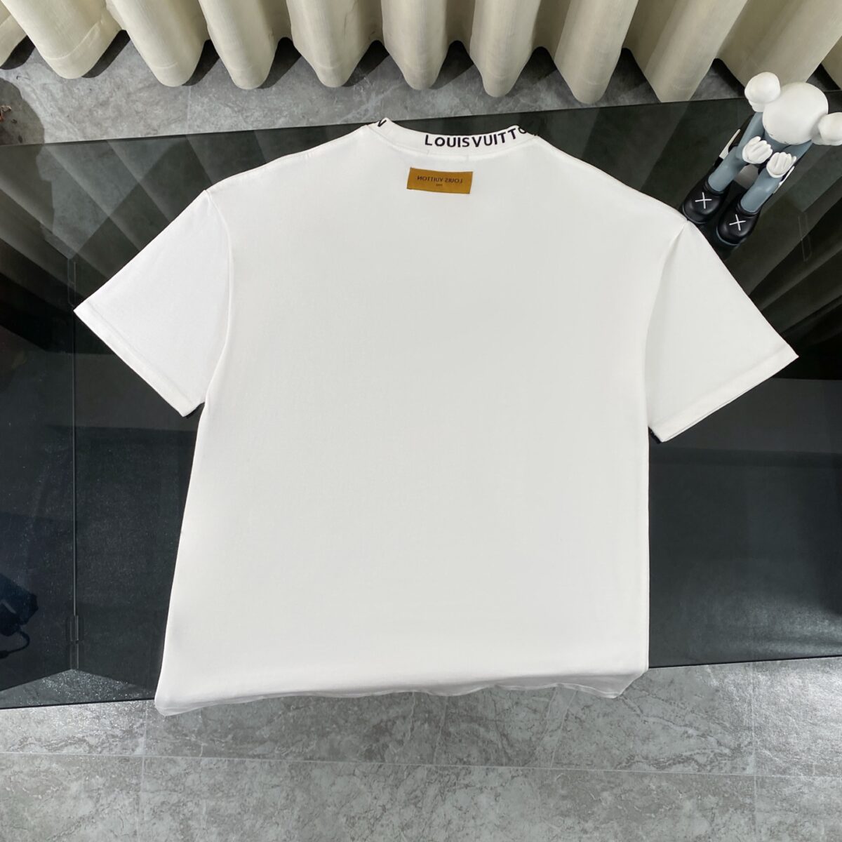P75 LOUIS VUITTON/路易威登LV 2025夏季新款皮标贴袋领口经典字母刺绣短袖圆领T恤 面料采用320G 100%纯棉双纱面料 同缸定染特种加粗32支双股1X1螺纹克纯棉面料，保证舒适性同时透气冰爽的同时又不透底！面料上身有型弹性不紧绷日常通勤运动统统yyds 肩膀采用双针车线跨缝工艺后领口处采用纯棉拉条提升了后颈接触的舒适度布面干净.布纹清晰，柔软舒适 - 全套定制的原版辅料，吊牌，洗水，主唛，防潮纸统统安排到位。版型釆用OS宽松落肩版型.男女同款 Louis Vuitton，法国路威酩轩集团-LVMH旗下品牌，著名奢侈品箱包和皮具品牌，百余年的传奇经典，全球时尚旅行艺术的精致象征。印有“LV”标志这一独特图案的交织字母帆布包，伴随着丰富的传奇色彩和雅典的设计而成为时尚之经典。延续至今，不论后来延伸出来的皮件、丝巾或手表、笔、服装，都是以崇尚精致、品质、舒适的“旅行哲学”，作为设计理念。 颜色：黑色 白色 Size: S-XL