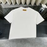 P75 LOUIS VUITTON/路易威登LV 2025夏季新款皮标贴袋领口经典字母刺绣短袖圆领T恤 面料采用320G 100%纯棉双纱面料 同缸定染特种加粗32支双股1X1螺纹克纯棉面料，保证舒适性同时透气冰爽的同时又不透底！面料上身有型弹性不紧绷日常通勤运动统统yyds 肩膀采用双针车线跨缝工艺后领口处采用纯棉拉条提升了后颈接触的舒适度布面干净.布纹清晰，柔软舒适 - 全套定制的原版辅料，吊牌，洗水，主唛，防潮纸统统安排到位。版型釆用OS宽松落肩版型.男女同款 Louis Vuitton，法国路威酩轩集团-LVMH旗下品牌，著名奢侈品箱包和皮具品牌，百余年的传奇经典，全球时尚旅行艺术的精致象征。印有“LV”标志这一独特图案的交织字母帆布包，伴随着丰富的传奇色彩和雅典的设计而成为时尚之经典。延续至今，不论后来延伸出来的皮件、丝巾或手表、笔、服装，都是以崇尚精致、品质、舒适的“旅行哲学”，作为设计理念。 颜色：黑色 白色 Size: S-XL