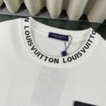 P75 LOUIS VUITTON/路易威登LV 2025夏季新款皮标贴袋领口经典字母刺绣短袖圆领T恤 面料采用320G 100%纯棉双纱面料 同缸定染特种加粗32支双股1X1螺纹克纯棉面料，保证舒适性同时透气冰爽的同时又不透底！面料上身有型弹性不紧绷日常通勤运动统统yyds 肩膀采用双针车线跨缝工艺后领口处采用纯棉拉条提升了后颈接触的舒适度布面干净.布纹清晰，柔软舒适 - 全套定制的原版辅料，吊牌，洗水，主唛，防潮纸统统安排到位。版型釆用OS宽松落肩版型.男女同款 Louis Vuitton，法国路威酩轩集团-LVMH旗下品牌，著名奢侈品箱包和皮具品牌，百余年的传奇经典，全球时尚旅行艺术的精致象征。印有“LV”标志这一独特图案的交织字母帆布包，伴随着丰富的传奇色彩和雅典的设计而成为时尚之经典。延续至今，不论后来延伸出来的皮件、丝巾或手表、笔、服装，都是以崇尚精致、品质、舒适的“旅行哲学”，作为设计理念。 颜色：黑色 白色 Size: S-XL