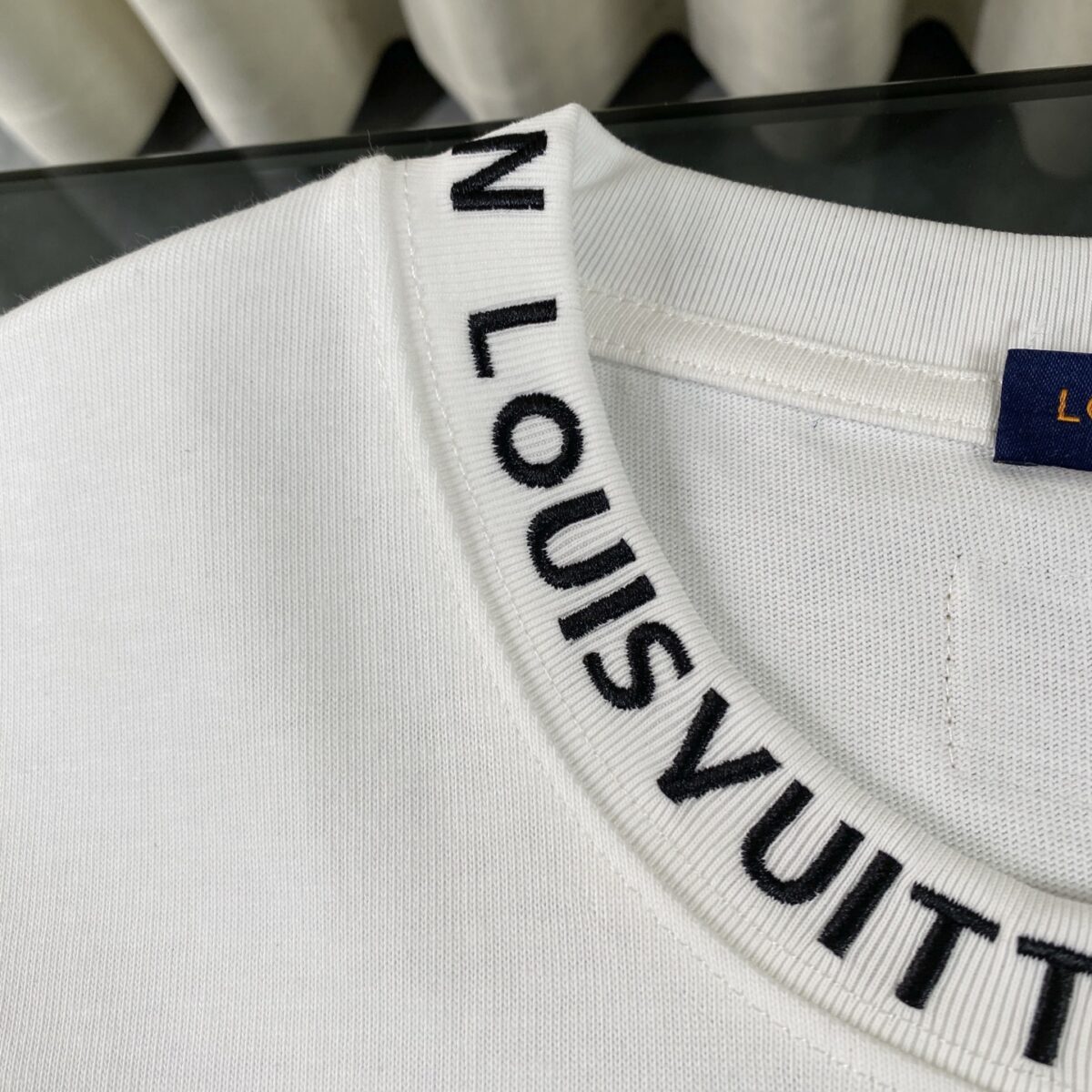 P75 LOUIS VUITTON/路易威登LV 2025夏季新款皮标贴袋领口经典字母刺绣短袖圆领T恤 面料采用320G 100%纯棉双纱面料 同缸定染特种加粗32支双股1X1螺纹克纯棉面料，保证舒适性同时透气冰爽的同时又不透底！面料上身有型弹性不紧绷日常通勤运动统统yyds 肩膀采用双针车线跨缝工艺后领口处采用纯棉拉条提升了后颈接触的舒适度布面干净.布纹清晰，柔软舒适 - 全套定制的原版辅料，吊牌，洗水，主唛，防潮纸统统安排到位。版型釆用OS宽松落肩版型.男女同款 Louis Vuitton，法国路威酩轩集团-LVMH旗下品牌，著名奢侈品箱包和皮具品牌，百余年的传奇经典，全球时尚旅行艺术的精致象征。印有“LV”标志这一独特图案的交织字母帆布包，伴随着丰富的传奇色彩和雅典的设计而成为时尚之经典。延续至今，不论后来延伸出来的皮件、丝巾或手表、笔、服装，都是以崇尚精致、品质、舒适的“旅行哲学”，作为设计理念。 颜色：黑色 白色 Size: S-XL