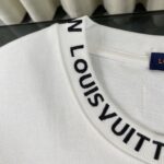 P75 LOUIS VUITTON/路易威登LV 2025夏季新款皮标贴袋领口经典字母刺绣短袖圆领T恤 面料采用320G 100%纯棉双纱面料 同缸定染特种加粗32支双股1X1螺纹克纯棉面料，保证舒适性同时透气冰爽的同时又不透底！面料上身有型弹性不紧绷日常通勤运动统统yyds 肩膀采用双针车线跨缝工艺后领口处采用纯棉拉条提升了后颈接触的舒适度布面干净.布纹清晰，柔软舒适 - 全套定制的原版辅料，吊牌，洗水，主唛，防潮纸统统安排到位。版型釆用OS宽松落肩版型.男女同款 Louis Vuitton，法国路威酩轩集团-LVMH旗下品牌，著名奢侈品箱包和皮具品牌，百余年的传奇经典，全球时尚旅行艺术的精致象征。印有“LV”标志这一独特图案的交织字母帆布包，伴随着丰富的传奇色彩和雅典的设计而成为时尚之经典。延续至今，不论后来延伸出来的皮件、丝巾或手表、笔、服装，都是以崇尚精致、品质、舒适的“旅行哲学”，作为设计理念。 颜色：黑色 白色 Size: S-XL