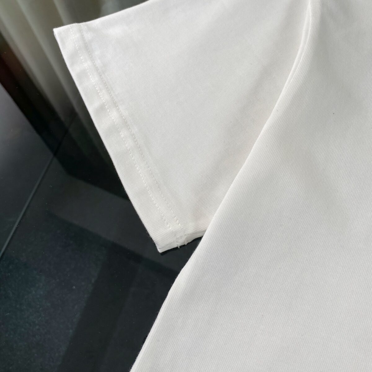 P75 LOUIS VUITTON/路易威登LV 2025夏季新款皮标贴袋领口经典字母刺绣短袖圆领T恤 面料采用320G 100%纯棉双纱面料 同缸定染特种加粗32支双股1X1螺纹克纯棉面料，保证舒适性同时透气冰爽的同时又不透底！面料上身有型弹性不紧绷日常通勤运动统统yyds 肩膀采用双针车线跨缝工艺后领口处采用纯棉拉条提升了后颈接触的舒适度布面干净.布纹清晰，柔软舒适 - 全套定制的原版辅料，吊牌，洗水，主唛，防潮纸统统安排到位。版型釆用OS宽松落肩版型.男女同款 Louis Vuitton，法国路威酩轩集团-LVMH旗下品牌，著名奢侈品箱包和皮具品牌，百余年的传奇经典，全球时尚旅行艺术的精致象征。印有“LV”标志这一独特图案的交织字母帆布包，伴随着丰富的传奇色彩和雅典的设计而成为时尚之经典。延续至今，不论后来延伸出来的皮件、丝巾或手表、笔、服装，都是以崇尚精致、品质、舒适的“旅行哲学”，作为设计理念。 颜色：黑色 白色 Size: S-XL