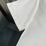 P75 LOUIS VUITTON/路易威登LV 2025夏季新款皮标贴袋领口经典字母刺绣短袖圆领T恤 面料采用320G 100%纯棉双纱面料 同缸定染特种加粗32支双股1X1螺纹克纯棉面料，保证舒适性同时透气冰爽的同时又不透底！面料上身有型弹性不紧绷日常通勤运动统统yyds 肩膀采用双针车线跨缝工艺后领口处采用纯棉拉条提升了后颈接触的舒适度布面干净.布纹清晰，柔软舒适 - 全套定制的原版辅料，吊牌，洗水，主唛，防潮纸统统安排到位。版型釆用OS宽松落肩版型.男女同款 Louis Vuitton，法国路威酩轩集团-LVMH旗下品牌，著名奢侈品箱包和皮具品牌，百余年的传奇经典，全球时尚旅行艺术的精致象征。印有“LV”标志这一独特图案的交织字母帆布包，伴随着丰富的传奇色彩和雅典的设计而成为时尚之经典。延续至今，不论后来延伸出来的皮件、丝巾或手表、笔、服装，都是以崇尚精致、品质、舒适的“旅行哲学”，作为设计理念。 颜色：黑色 白色 Size: S-XL