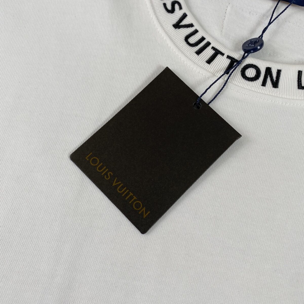 P75 LOUIS VUITTON/路易威登LV 2025夏季新款皮标贴袋领口经典字母刺绣短袖圆领T恤 面料采用320G 100%纯棉双纱面料 同缸定染特种加粗32支双股1X1螺纹克纯棉面料，保证舒适性同时透气冰爽的同时又不透底！面料上身有型弹性不紧绷日常通勤运动统统yyds 肩膀采用双针车线跨缝工艺后领口处采用纯棉拉条提升了后颈接触的舒适度布面干净.布纹清晰，柔软舒适 - 全套定制的原版辅料，吊牌，洗水，主唛，防潮纸统统安排到位。版型釆用OS宽松落肩版型.男女同款 Louis Vuitton，法国路威酩轩集团-LVMH旗下品牌，著名奢侈品箱包和皮具品牌，百余年的传奇经典，全球时尚旅行艺术的精致象征。印有“LV”标志这一独特图案的交织字母帆布包，伴随着丰富的传奇色彩和雅典的设计而成为时尚之经典。延续至今，不论后来延伸出来的皮件、丝巾或手表、笔、服装，都是以崇尚精致、品质、舒适的“旅行哲学”，作为设计理念。 颜色：黑色 白色 Size: S-XL