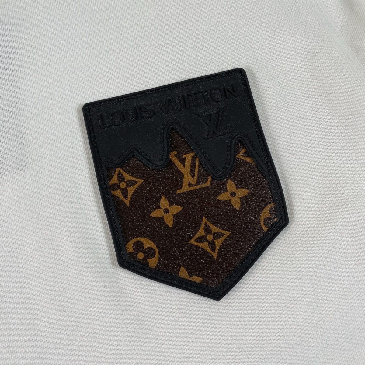 P75 LOUIS VUITTON/路易威登LV 2025夏季新款皮标贴袋领口经典字母刺绣短袖圆领T恤 面料采用320G 100%纯棉双纱面料 同缸定染特种加粗32支双股1X1螺纹克纯棉面料，保证舒适性同时透气冰爽的同时又不透底！面料上身有型弹性不紧绷日常通勤运动统统yyds 肩膀采用双针车线跨缝工艺后领口处采用纯棉拉条提升了后颈接触的舒适度布面干净.布纹清晰，柔软舒适 - 全套定制的原版辅料，吊牌，洗水，主唛，防潮纸统统安排到位。版型釆用OS宽松落肩版型.男女同款 Louis Vuitton，法国路威酩轩集团-LVMH旗下品牌，著名奢侈品箱包和皮具品牌，百余年的传奇经典，全球时尚旅行艺术的精致象征。印有“LV”标志这一独特图案的交织字母帆布包，伴随着丰富的传奇色彩和雅典的设计而成为时尚之经典。延续至今，不论后来延伸出来的皮件、丝巾或手表、笔、服装，都是以崇尚精致、品质、舒适的“旅行哲学”，作为设计理念。 颜色：黑色 白色 Size: S-XL
