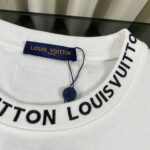 P75 LOUIS VUITTON/路易威登LV 2025夏季新款皮标贴袋领口经典字母刺绣短袖圆领T恤 面料采用320G 100%纯棉双纱面料 同缸定染特种加粗32支双股1X1螺纹克纯棉面料，保证舒适性同时透气冰爽的同时又不透底！面料上身有型弹性不紧绷日常通勤运动统统yyds 肩膀采用双针车线跨缝工艺后领口处采用纯棉拉条提升了后颈接触的舒适度布面干净.布纹清晰，柔软舒适 - 全套定制的原版辅料，吊牌，洗水，主唛，防潮纸统统安排到位。版型釆用OS宽松落肩版型.男女同款 Louis Vuitton，法国路威酩轩集团-LVMH旗下品牌，著名奢侈品箱包和皮具品牌，百余年的传奇经典，全球时尚旅行艺术的精致象征。印有“LV”标志这一独特图案的交织字母帆布包，伴随着丰富的传奇色彩和雅典的设计而成为时尚之经典。延续至今，不论后来延伸出来的皮件、丝巾或手表、笔、服装，都是以崇尚精致、品质、舒适的“旅行哲学”，作为设计理念。 颜色：黑色 白色 Size: S-XL