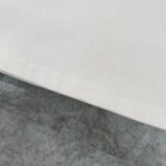 P75 LOUIS VUITTON/路易威登LV 2025夏季新款皮标贴袋领口经典字母刺绣短袖圆领T恤 面料采用320G 100%纯棉双纱面料 同缸定染特种加粗32支双股1X1螺纹克纯棉面料，保证舒适性同时透气冰爽的同时又不透底！面料上身有型弹性不紧绷日常通勤运动统统yyds 肩膀采用双针车线跨缝工艺后领口处采用纯棉拉条提升了后颈接触的舒适度布面干净.布纹清晰，柔软舒适 - 全套定制的原版辅料，吊牌，洗水，主唛，防潮纸统统安排到位。版型釆用OS宽松落肩版型.男女同款 Louis Vuitton，法国路威酩轩集团-LVMH旗下品牌，著名奢侈品箱包和皮具品牌，百余年的传奇经典，全球时尚旅行艺术的精致象征。印有“LV”标志这一独特图案的交织字母帆布包，伴随着丰富的传奇色彩和雅典的设计而成为时尚之经典。延续至今，不论后来延伸出来的皮件、丝巾或手表、笔、服装，都是以崇尚精致、品质、舒适的“旅行哲学”，作为设计理念。 颜色：黑色 白色 Size: S-XL