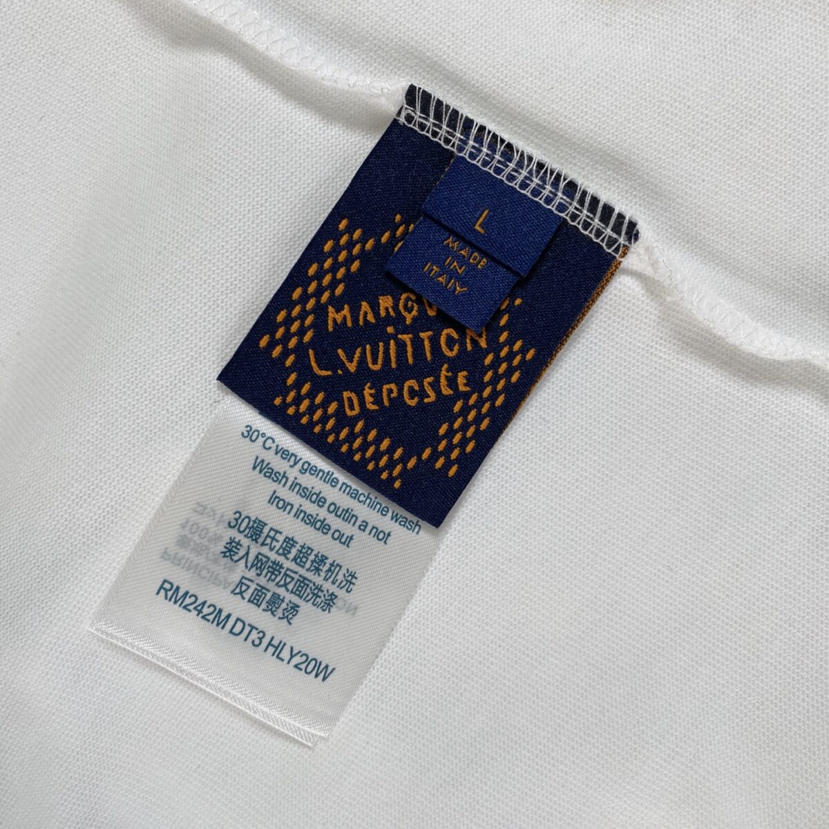 P75 LOUIS VUITTON/路易威登LV 2025夏季新款皮标贴袋领口经典字母刺绣短袖圆领T恤 面料采用320G 100%纯棉双纱面料 同缸定染特种加粗32支双股1X1螺纹克纯棉面料，保证舒适性同时透气冰爽的同时又不透底！面料上身有型弹性不紧绷日常通勤运动统统yyds 肩膀采用双针车线跨缝工艺后领口处采用纯棉拉条提升了后颈接触的舒适度布面干净.布纹清晰，柔软舒适 - 全套定制的原版辅料，吊牌，洗水，主唛，防潮纸统统安排到位。版型釆用OS宽松落肩版型.男女同款 Louis Vuitton，法国路威酩轩集团-LVMH旗下品牌，著名奢侈品箱包和皮具品牌，百余年的传奇经典，全球时尚旅行艺术的精致象征。印有“LV”标志这一独特图案的交织字母帆布包，伴随着丰富的传奇色彩和雅典的设计而成为时尚之经典。延续至今，不论后来延伸出来的皮件、丝巾或手表、笔、服装，都是以崇尚精致、品质、舒适的“旅行哲学”，作为设计理念。 颜色：黑色 白色 Size: S-XL