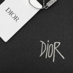 P75 dio～ 迪奥字母签名刺绣，官方同款 《区别通货面料》 双纱纯棉，紧密纱线短袖tee上身十分舒适，男女同款半袖，落肩宽松版型 颜色: 黑色 白色 咖啡色 尺码：S（90-130斤） M（125-150斤） L（135-165斤） XL（160-190斤） XXL（185-220斤）