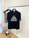 P70 品牌： 迪奥 (胖子福音)原单男士休闲短袖T恤，2026春夏新品，定制胸前顶级logo 工艺、搭配整件细节 品质及剪裁设计都堪称一流，定制进口丝光棉面料！型格十足，配色轻熟百搭。M-5XL(穿到220斤)