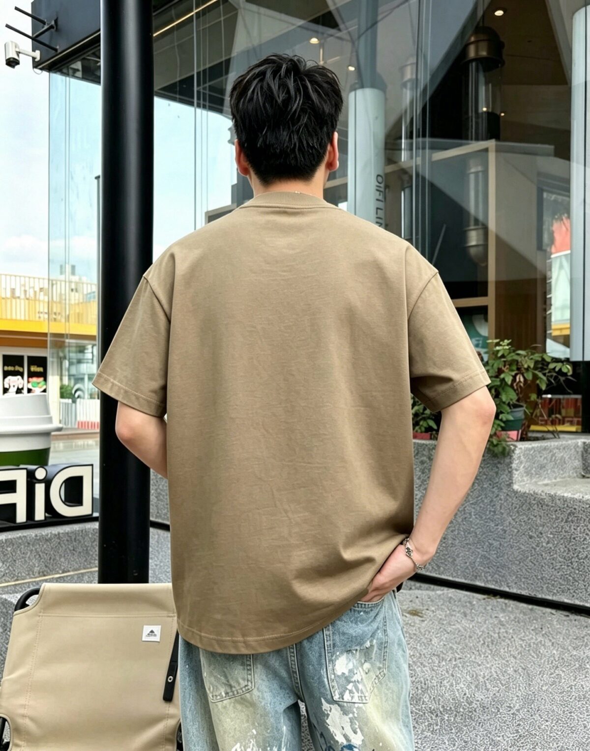 P75 dio～ 迪奥字母签名刺绣，官方同款 《区别通货面料》 双纱纯棉，紧密纱线短袖tee上身十分舒适，男女同款半袖，落肩宽松版型 颜色: 黑色 白色 咖啡色 尺码：S（90-130斤） M（125-150斤） L（135-165斤） XL（160-190斤） XXL（185-220斤）