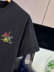 P65 DIOR迪奥 刺绣款 2026春夏经典圆领短袖T恤采用280克双纱精棉，衣服偏厚使整体高透气和柔软性，高版本，三标齐全！男女同款 颜色：白色 黑色 灰色 杏色 -尺码：S M L XL