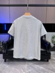 P65 DIOR迪奥 刺绣款 2026春夏经典圆领短袖T恤采用280克双纱精棉，衣服偏厚使整体高透气和柔软性，高版本，三标齐全！男女同款 颜色：白色 黑色 灰色 杏色 -尺码：S M L XL