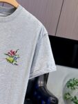P65 DIOR迪奥 刺绣款 2026春夏经典圆领短袖T恤采用280克双纱精棉，衣服偏厚使整体高透气和柔软性，高版本，三标齐全！男女同款 颜色：白色 黑色 灰色 杏色 -尺码：S M L XL
