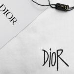 P75 dio～ 迪奥字母签名刺绣，官方同款 《区别通货面料》 双纱纯棉，紧密纱线短袖tee上身十分舒适，男女同款半袖，落肩宽松版型 颜色: 黑色 白色 咖啡色 尺码：S（90-130斤） M（125-150斤） L（135-165斤） XL（160-190斤） XXL（185-220斤）