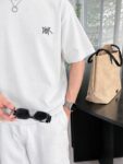 P75 dio～ 迪奥字母签名刺绣，官方同款 《区别通货面料》 双纱纯棉，紧密纱线短袖tee上身十分舒适，男女同款半袖，落肩宽松版型 颜色: 黑色 白色 咖啡色 尺码：S（90-130斤） M（125-150斤） L（135-165斤） XL（160-190斤） XXL（185-220斤）