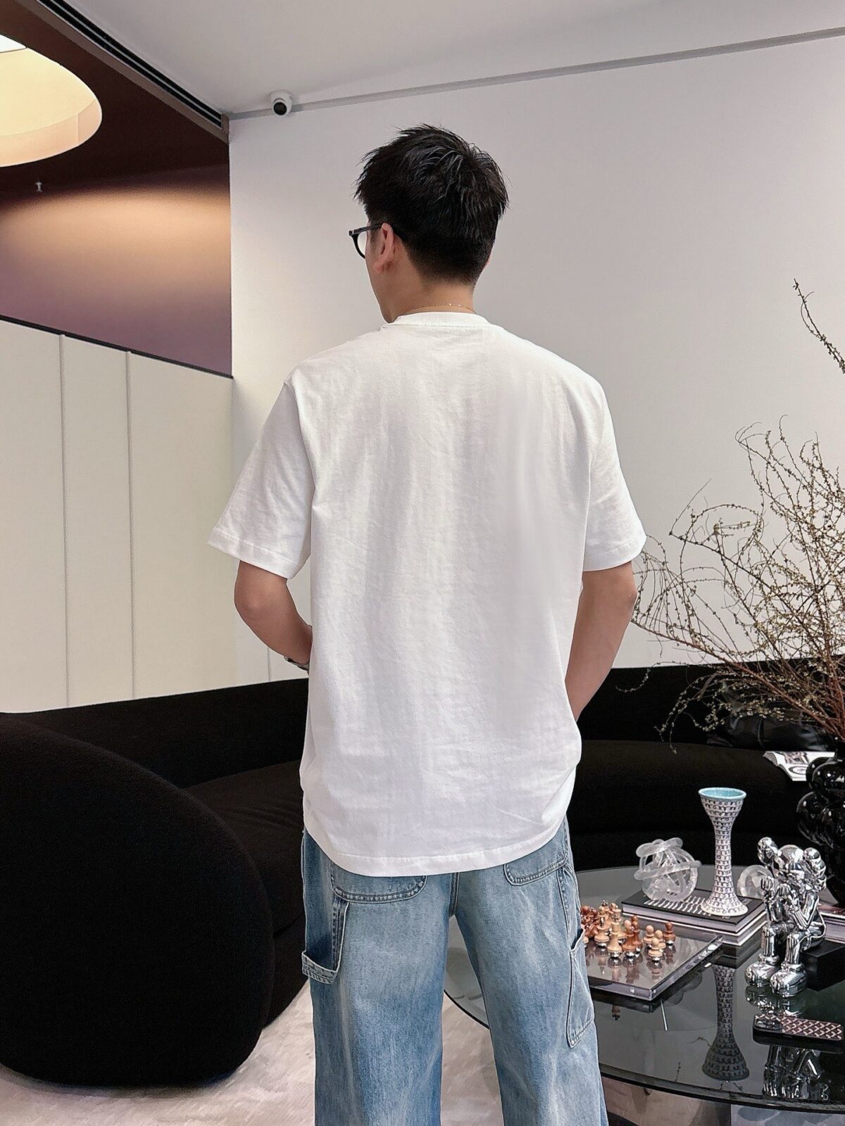 P75 dio～ 迪奥字母签名刺绣，官方同款 《区别通货面料》 双纱纯棉，紧密纱线短袖tee上身十分舒适，男女同款半袖，落肩宽松版型 颜色: 黑色 白色 咖啡色 尺码：S（90-130斤） M（125-150斤） L（135-165斤） XL（160-190斤） XXL（185-220斤）