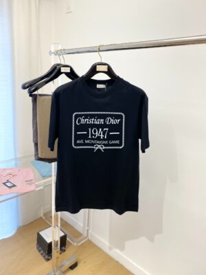 P70 迪奥、新品短袖T恤，帅气时尚，胸前图案字母logo，简约百搭款。面料260g特制纯棉 不仅挺括，保持潮流的廓形，又穿着舒适，纱织更细腻，码数S-XXL（微宽松版型）