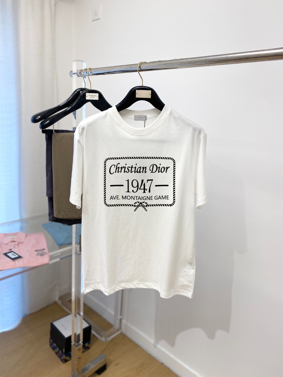 P70 迪奥、新品短袖T恤，帅气时尚，胸前图案字母logo，简约百搭款。面料260g特制纯棉 不仅挺括，保持潮流的廓形，又穿着舒适，纱织更细腻，码数S-XXL（微宽松版型）