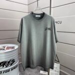 P80 Dio* 迪奥*2026春夏新款 洗水磨破320克圆领短袖tee 男女同款宽松版 颜色 :洗水深黑色 洗水白色 水洗灰 褐色 洗水红色 尺码 :S M L XL XXL 尺码： S （90-130斤） M （120-150斤） L （140-165斤） XL （160-180斤） XXL （180-210斤）