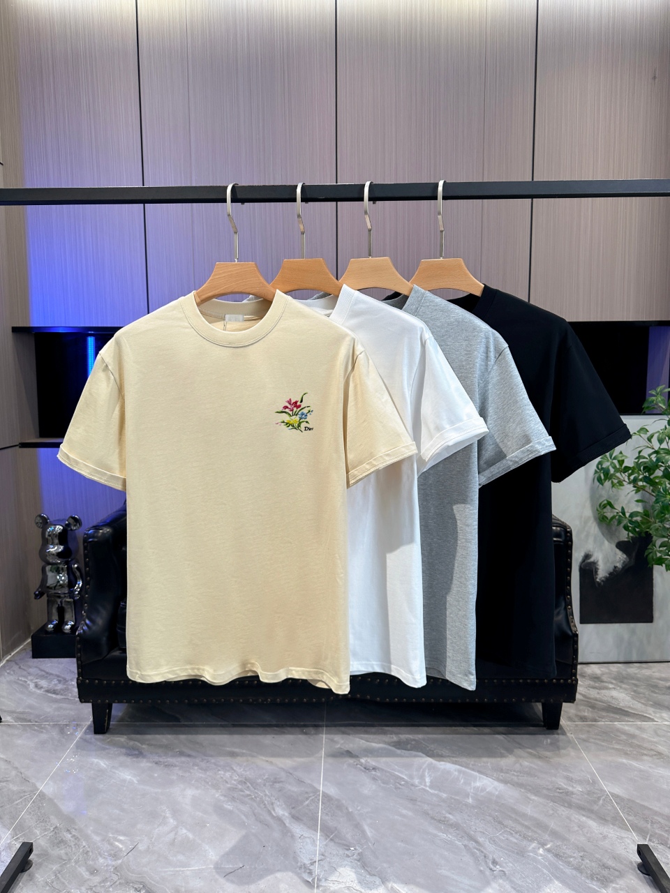 P65 DIOR迪奥 刺绣款 2026春夏经典圆领短袖T恤采用280克双纱精棉，衣服偏厚使整体高透气和柔软性，高版本，三标齐全！男女同款 颜色：白色 黑色 灰色 杏色 -尺码：S M L XL