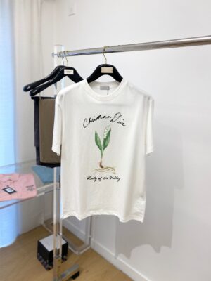 P70 迪奥、新品短袖T恤，帅气时尚，胸前图案字母logo，简约百搭款。面料260g特制纯棉 不仅挺括，保持潮流的廓形，又穿着舒适，纱织更细腻，码数S-XXL（微宽松版型）