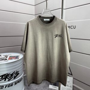 P80 Dio* 迪奥*2026春夏新款 洗水磨破320克圆领短袖tee 男女同款宽松版 颜色 :洗水深黑色 洗水白色 水洗灰 褐色 洗水红色 尺码 :S M L XL XXL 尺码： S （90-130斤） M （120-150斤） L （140-165斤） XL （160-180斤） XXL （180-210斤）