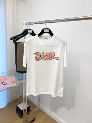 P70 迪奥、新品短袖T恤，帅气时尚，胸前图案字母logo，简约百搭款。面料260g特制纯棉 不仅挺括，保持潮流的廓形，又穿着舒适，纱织更细腻，码数S-XXL（宽松版型）