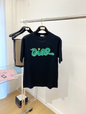 P70 迪奥、新品短袖T恤，帅气时尚，胸前图案字母logo，简约百搭款。面料260g特制纯棉 不仅挺括，保持潮流的廓形，又穿着舒适，纱织更细腻，码数S-XXL（宽松版型）